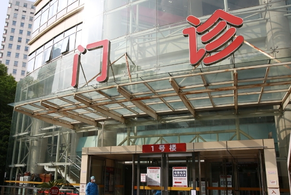 上海华山医院杨君毅玻尿酸填充泪沟术后一年恢复案例(效果怎么样?技术特色)