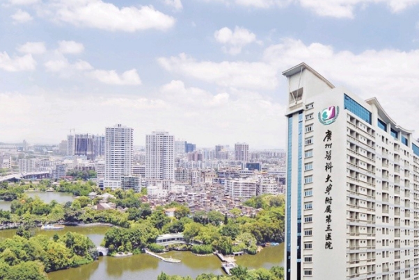 广州市陈旭日眼袋切除手术技术怎么样?多少钱?效果详情